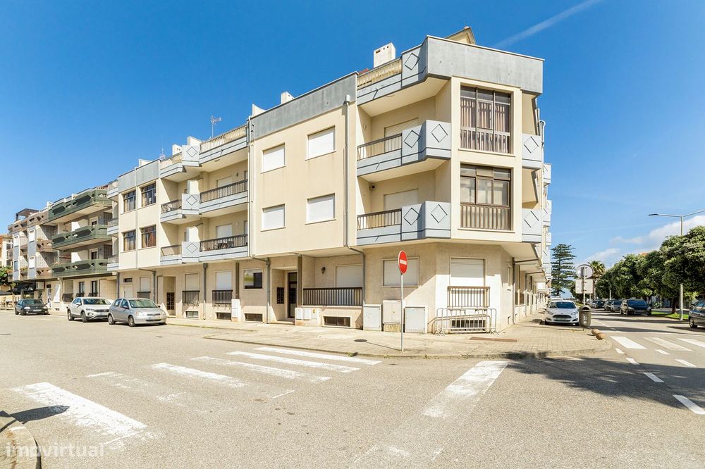 Apartamento T3 a 2 Minutos da Praia com Box Fechada e Churrasqueira em