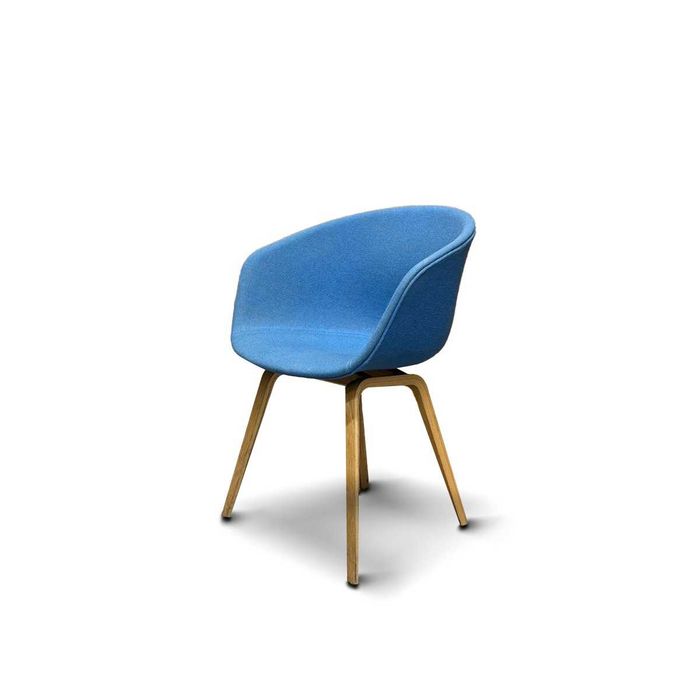 Niebieski fotel kubełkowy w stylu skandynawskim