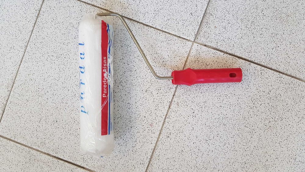 Seis rolos de pintura novos