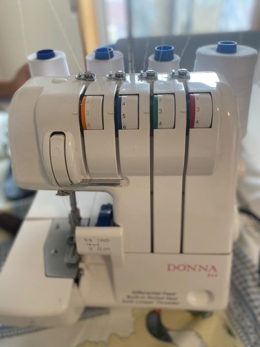 Máquina de corte e cose como nova
