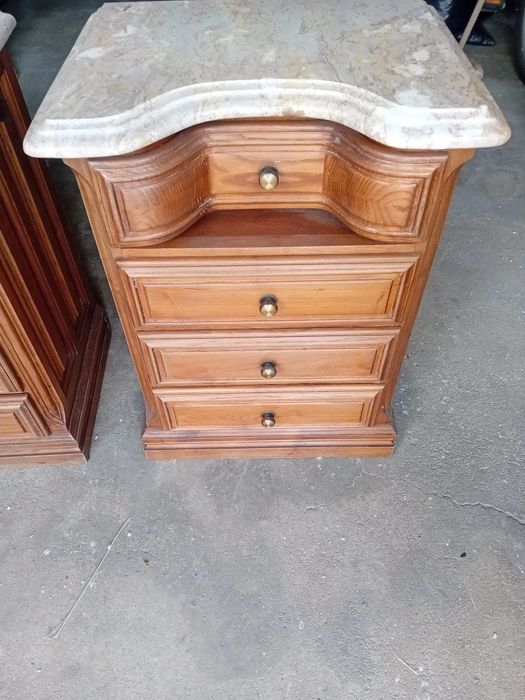 Vendo duas mesinhas de cabeceira e uma cómoda