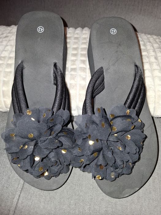 Japonki ,czarne damskie na koturnie z pięknym kwiatkiem rozmiar 42