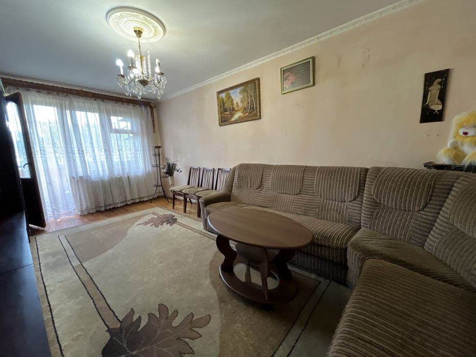 Центральна частина.В гарному стані продається квартира, великий двір,можна по програмах, ваучерах.