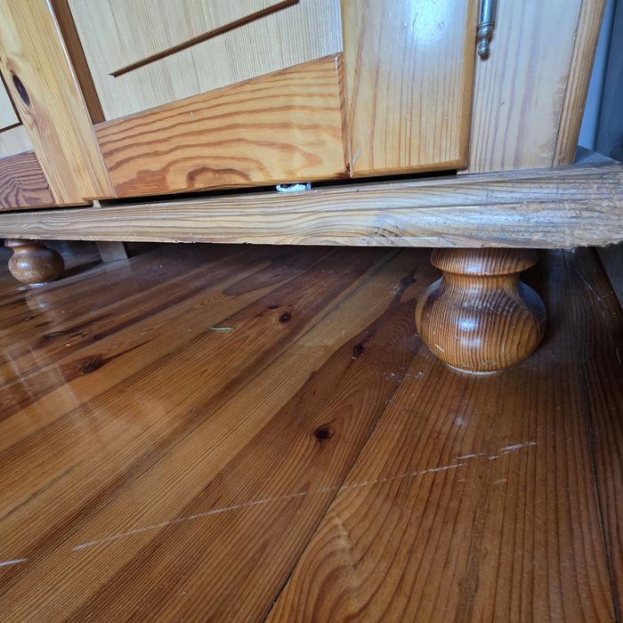 Duża drewniana szafa