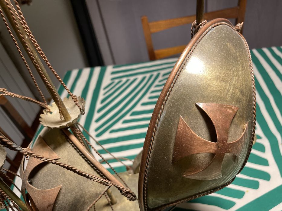 Caravela em cobre com luzes no interior