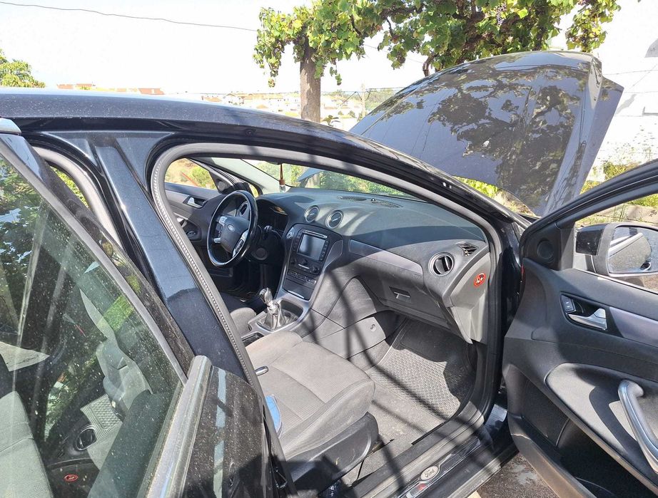 carro familiar, design elegante, robusto, em muito bom estado de conservação, bem estimado...a escolha certa