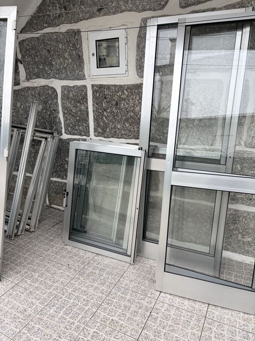 3 portas 7 janelas 2 portas de sacada tudo com aros