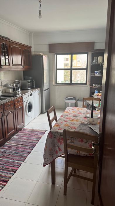 Aluga-se o quarto para casal sem filho, a casa fica 4 mn da estacao