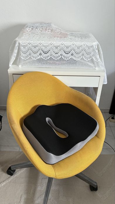 Cadeira e secretaria