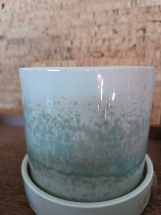 Vaso cinza esverdeado com prato