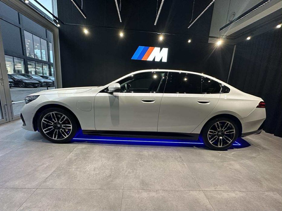 Auto Ślubne Piękne biała perła do ślubu BMW 5 G60