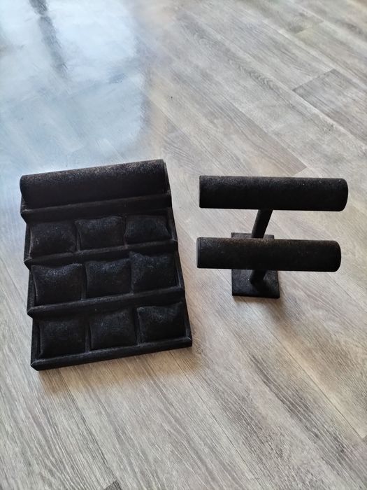 Ekspozytor schodkowy na biżuterię