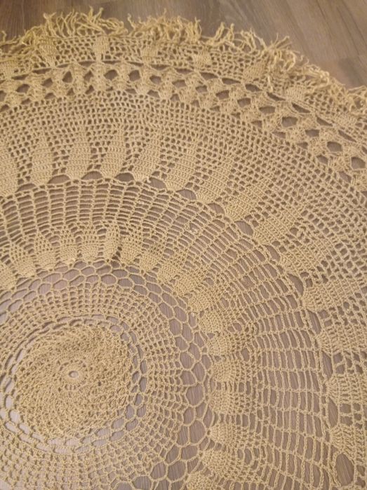 Stara serweta na okrągły stół