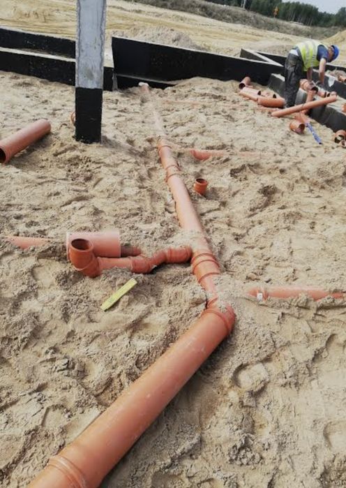 Kanalizacja podposadzkowa, fundamentowa, przylacza kanalizacji i wody.