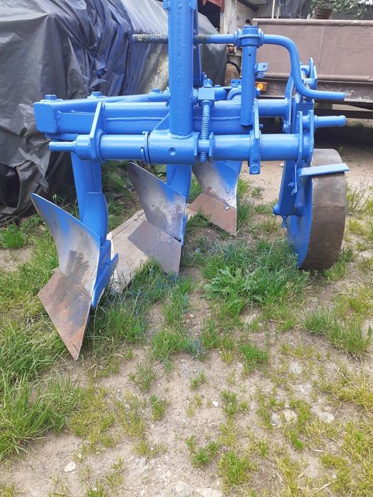 Тракторний плуг трохкорпусний