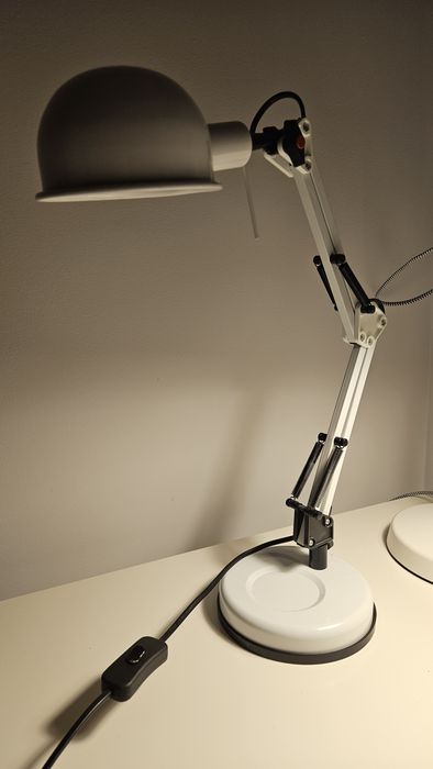 Lampka biurkowa biała