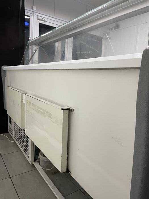 Холодильна вітрина 2м