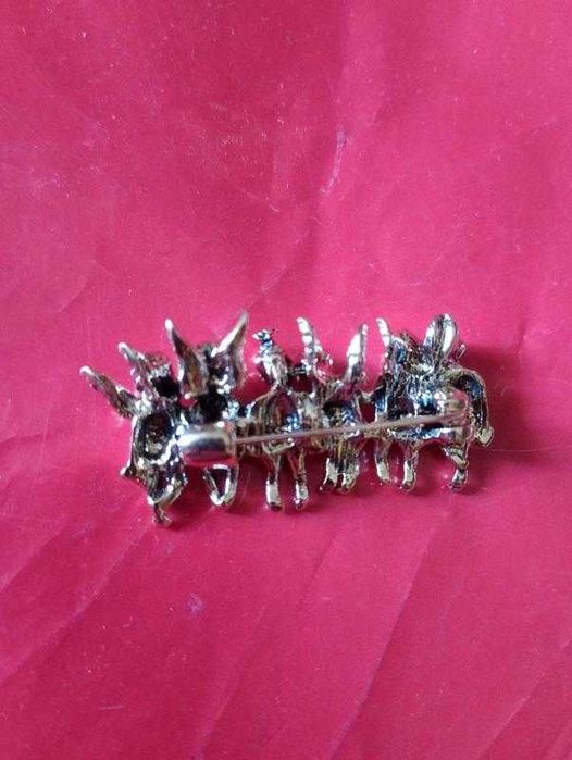 Брошь шесть ангелов