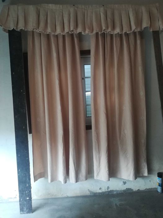 Cortinas e reposteiro bege--vários modelos
