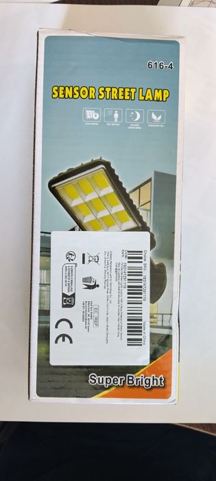 Вуличний ліхтар на сонячній батареї з датчиком руху.