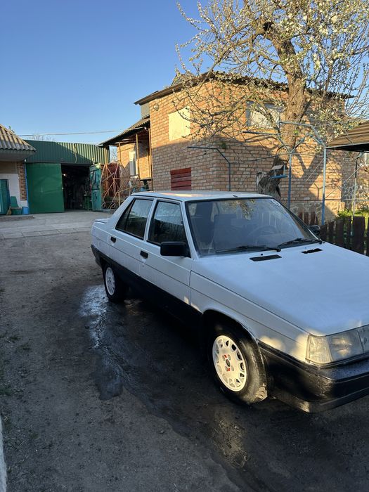 Продаю рено девять