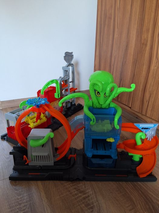 Трек Hot  Wheels  автомийка з осьминогом
