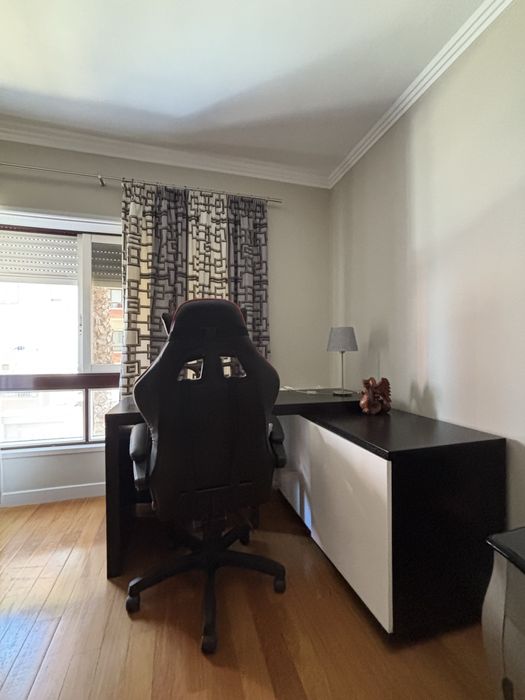 Secretaria com movel de apoio