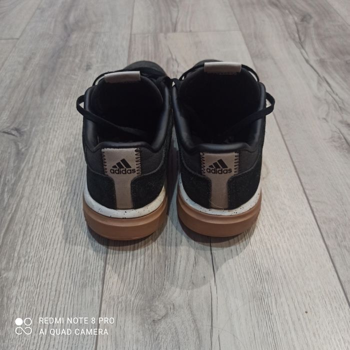 Кросівки adidas.
