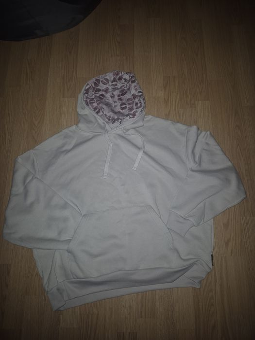 Худи с поцелуями на капюшоне