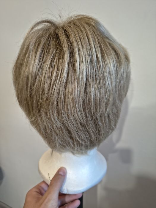 Peruka blond ,krótka pasemka