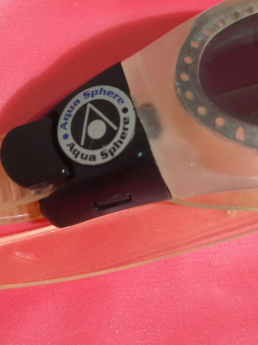 Шапочки та окуляри для плавання у басейн.