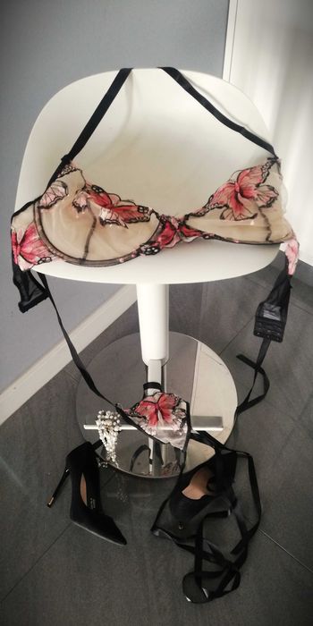 komplet bielizny stanik i stringi transparentne wiązany