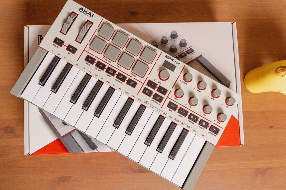 Klawiatura midi Akai MPK Mini IV (4) – szara, stan bardzo dobry