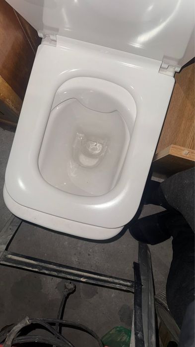 Vasos sanitarios e lavatório suspensos novos