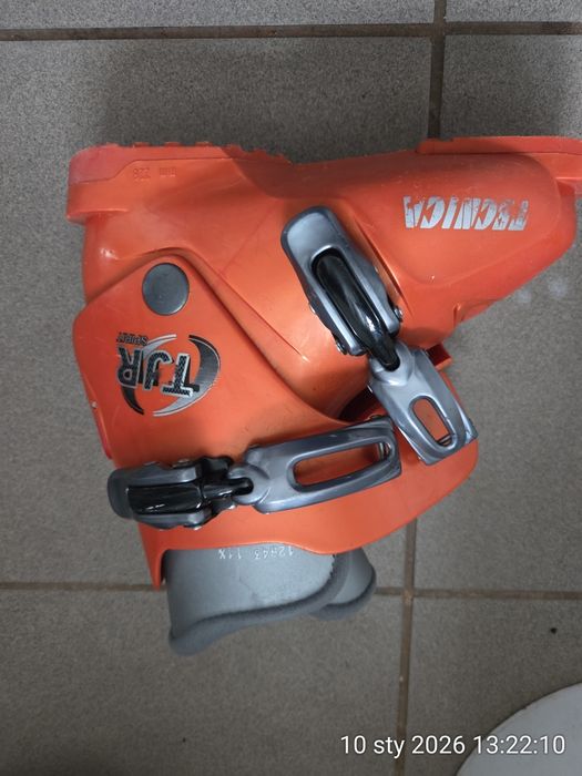 Buty i kijki narciarskie.