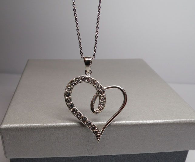 Srebrny wisior serce z kryształkami.