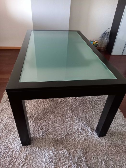 Mesa jantar retangular cor preta lacada e vidro fosco