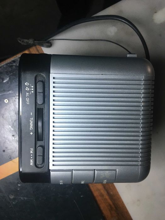 Rádio Relógio GRUNDIG