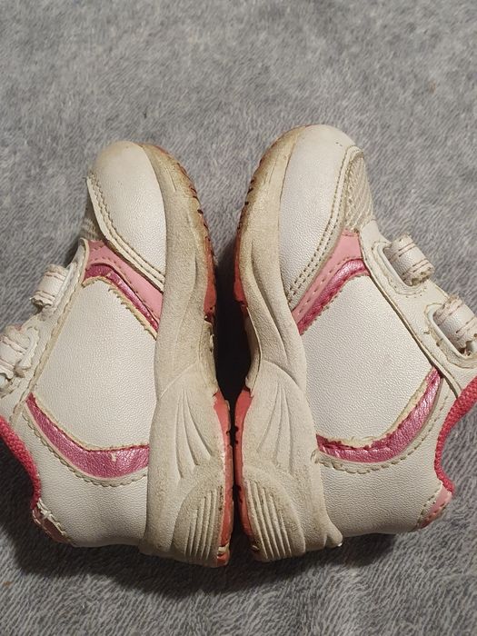 Adidasy sportowe białe w kwiatuszki Cherokee r. 20 (wg metki r.23)