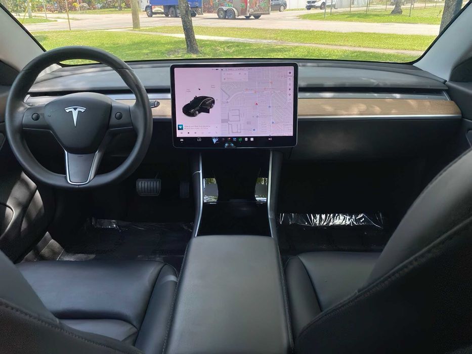 Tesla Model 3      2020