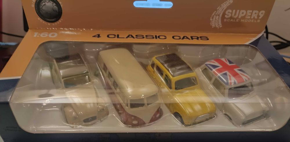 Carros clássicos (4L, Mini Pão de forma e Citroen Diane)