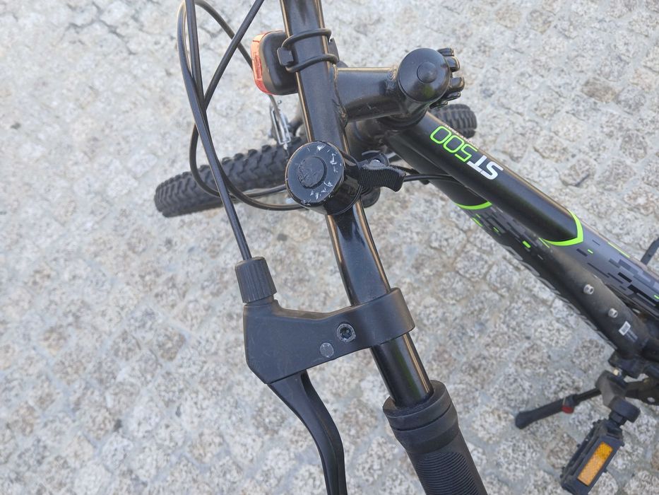 Bicicleta de croança com capacete [simi usada]