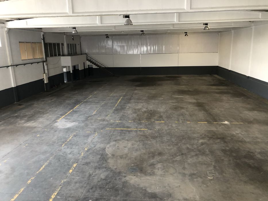 Arrenda-se pavilhao industrial com cabine