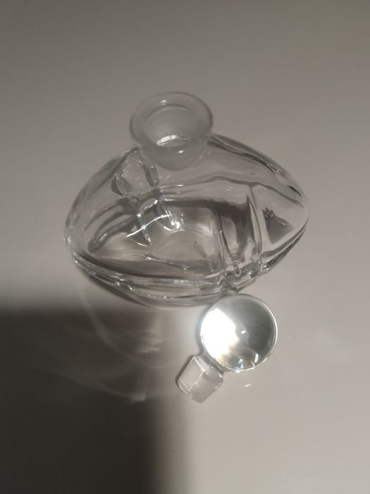 Frasco de perfume em vidro
