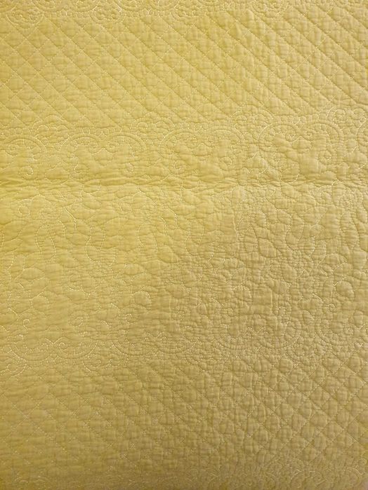 Colcha amarelo-esverdeada