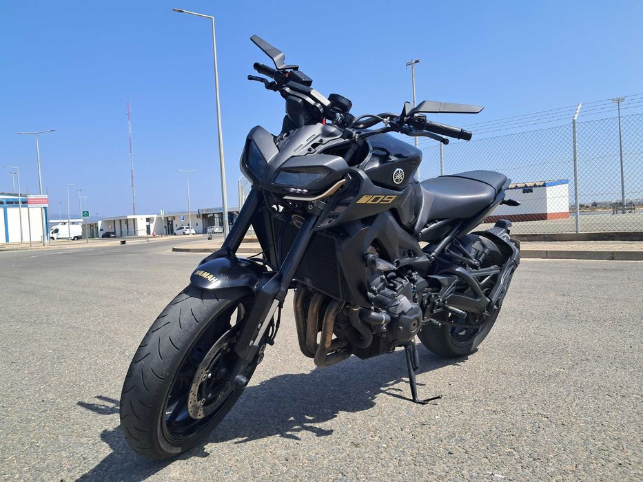 Yamaha MT-09 Preta/Dourada