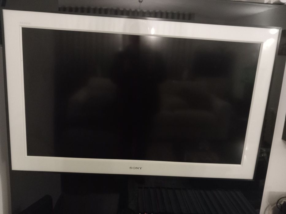 TV SONY 43' com moldura em branco