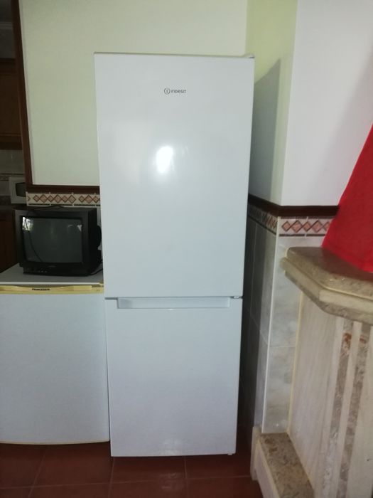 Frigorífico confinado Indesit