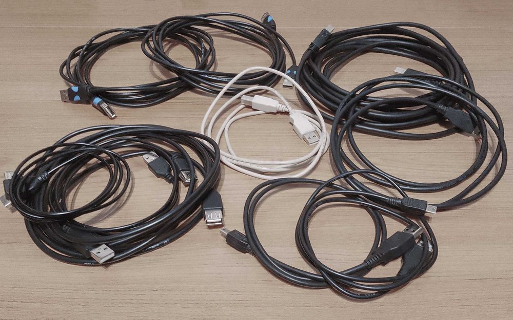 11 przewodów USB (A-A, A-miniB, A-B)