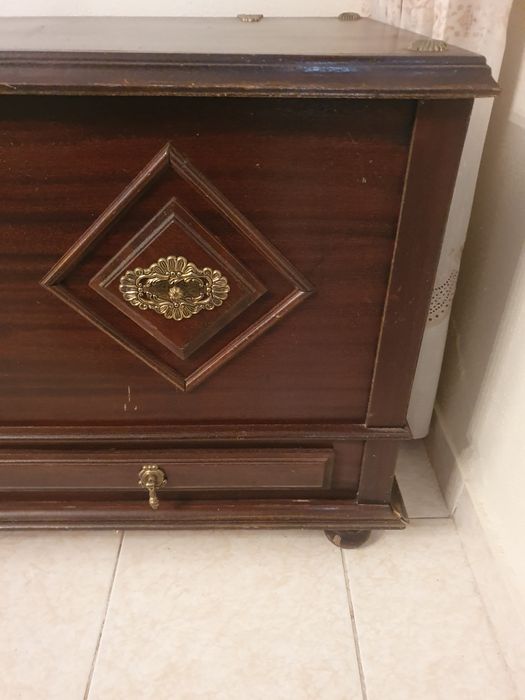 Arca de Madeira escura